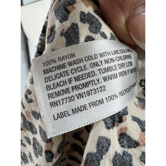 Ava & Vivi 1X Leopard Short Sleeve Button Back Blouse - Picture 7 of 7